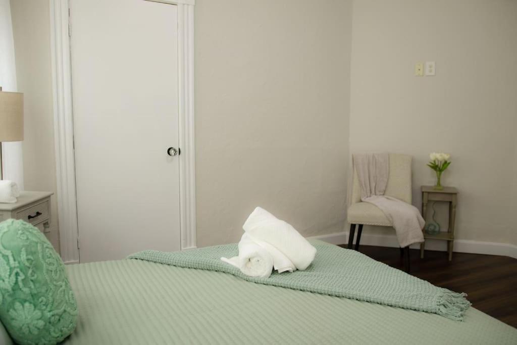 Cozy Getaway Apartment เอเวอเรตต์ ภายนอก รูปภาพ